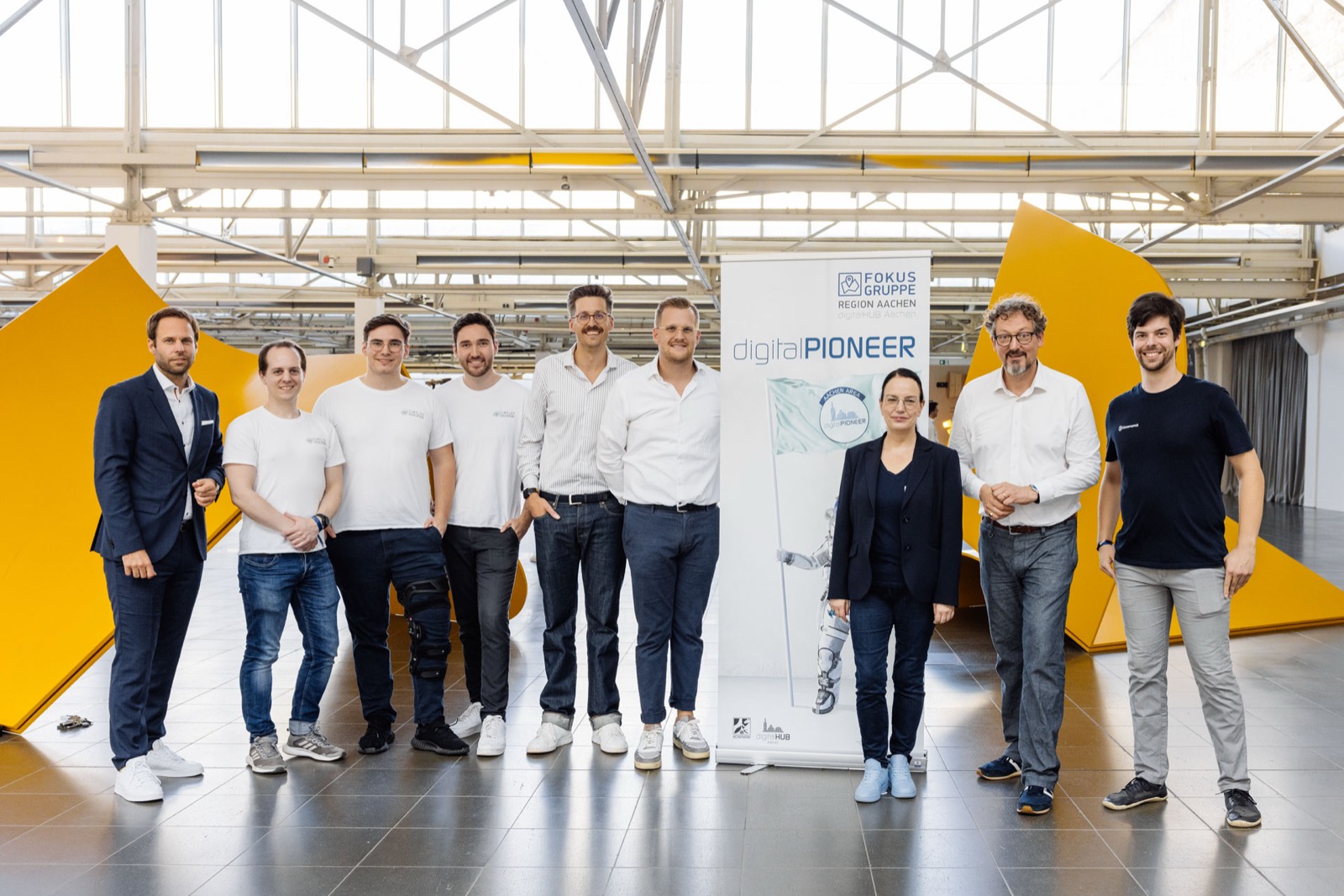 Die Preisträger des digitalPIONEER 2023 vor dem Rollup in Aachen