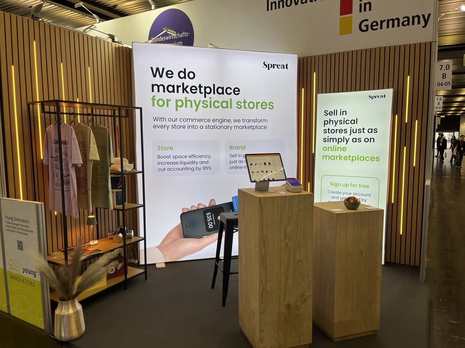 Regal, Tablet und Kartenleser auf dem Spreat-Stand der EuroShop 2026