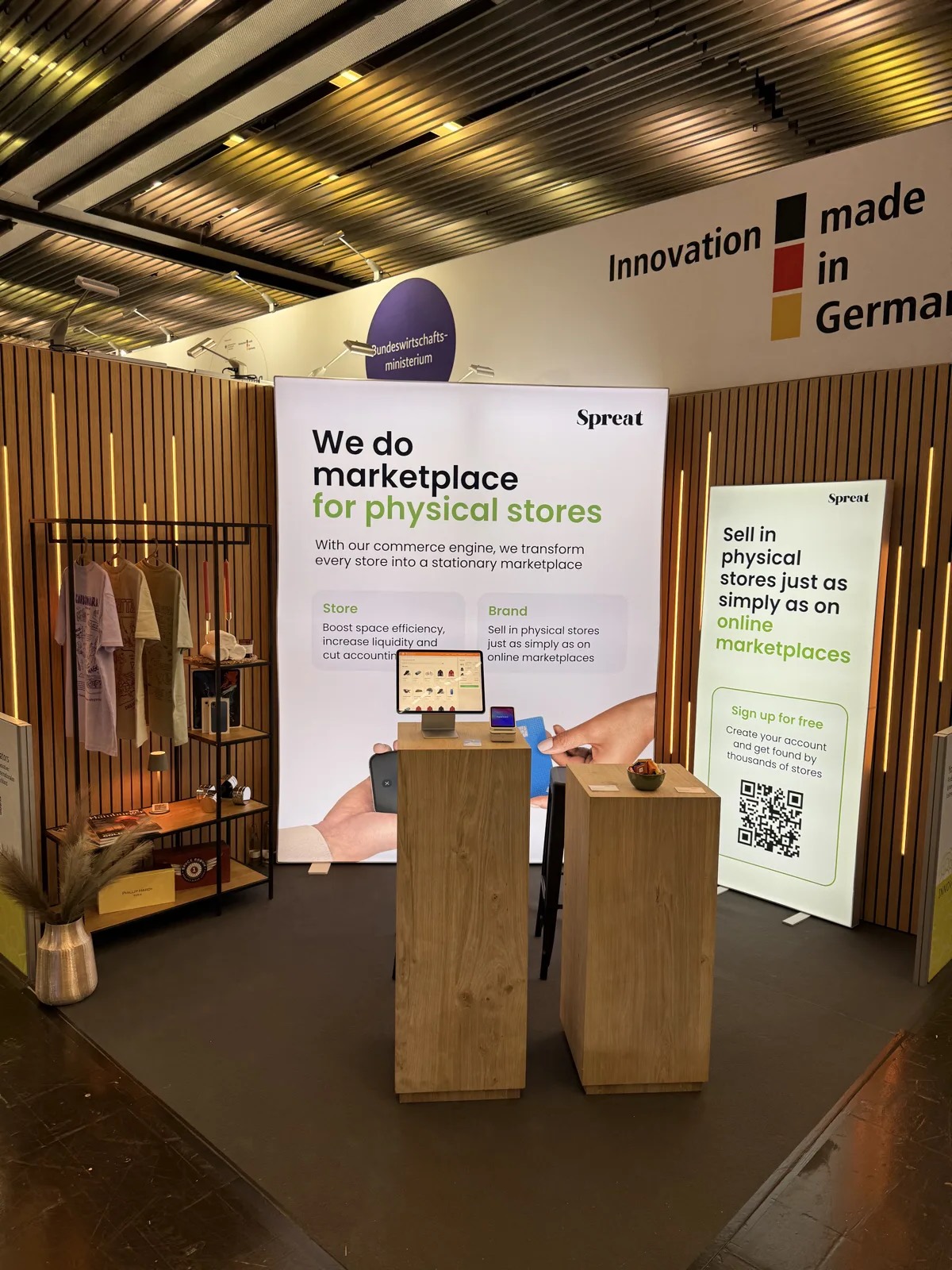 Der Spreat-Stand frontal, mit Banner und Warenregal