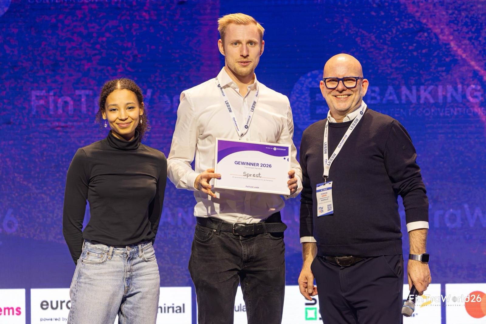 Die Urkunde für Spreat wird auf der Bühne der FinTraWorld 2026 übergeben