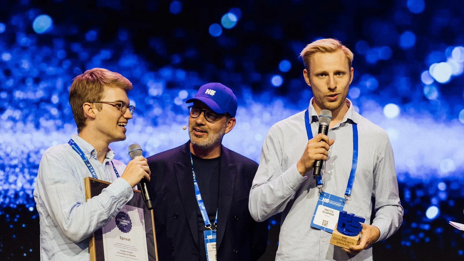 Paul Kirchbichler with the certificate and Mattis Klöpper with the award during the ceremony on stage