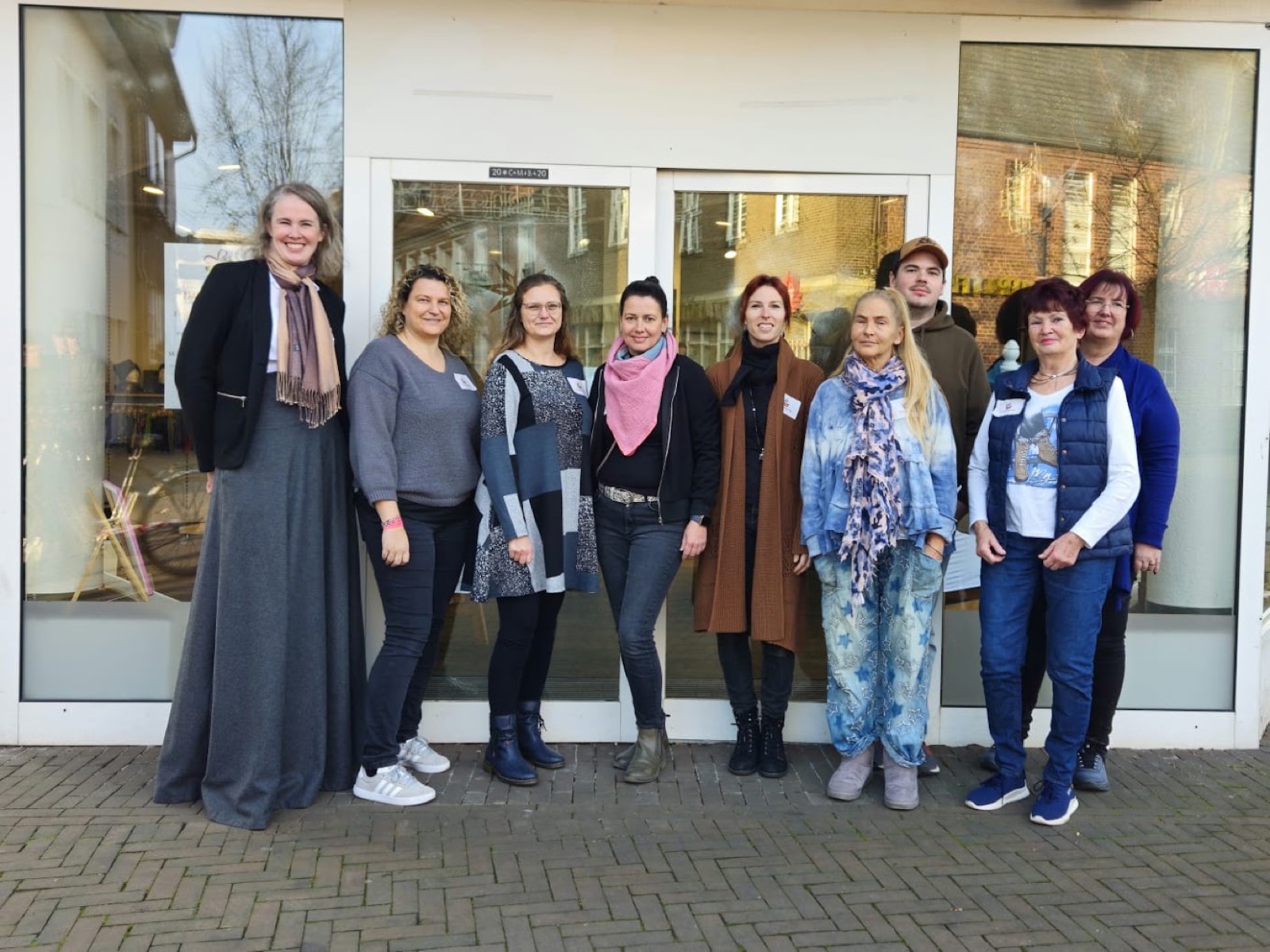 Das Team des Pop-up-Stores vor dem Store