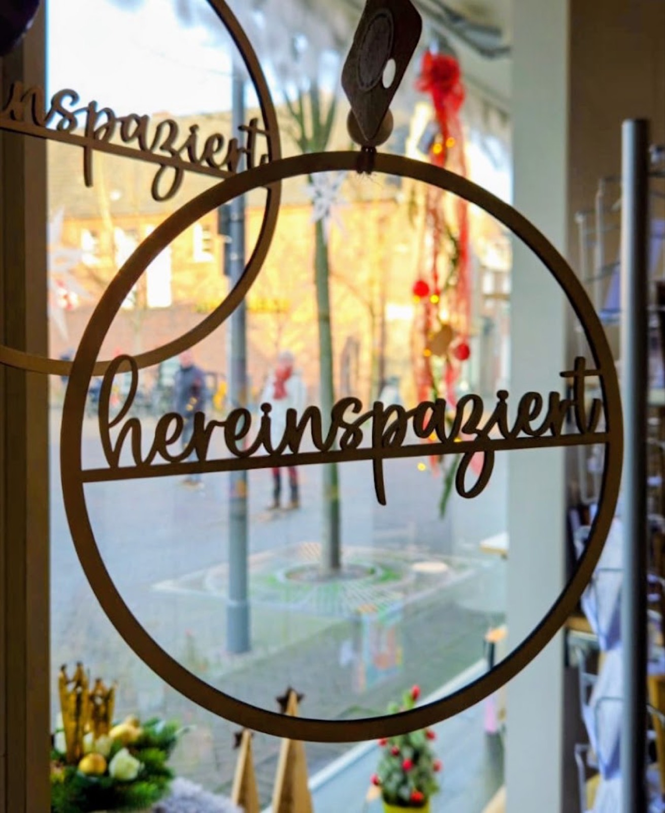 Schriftzug Hereinspaziert im Schaufenster des Pop-up-Stores
