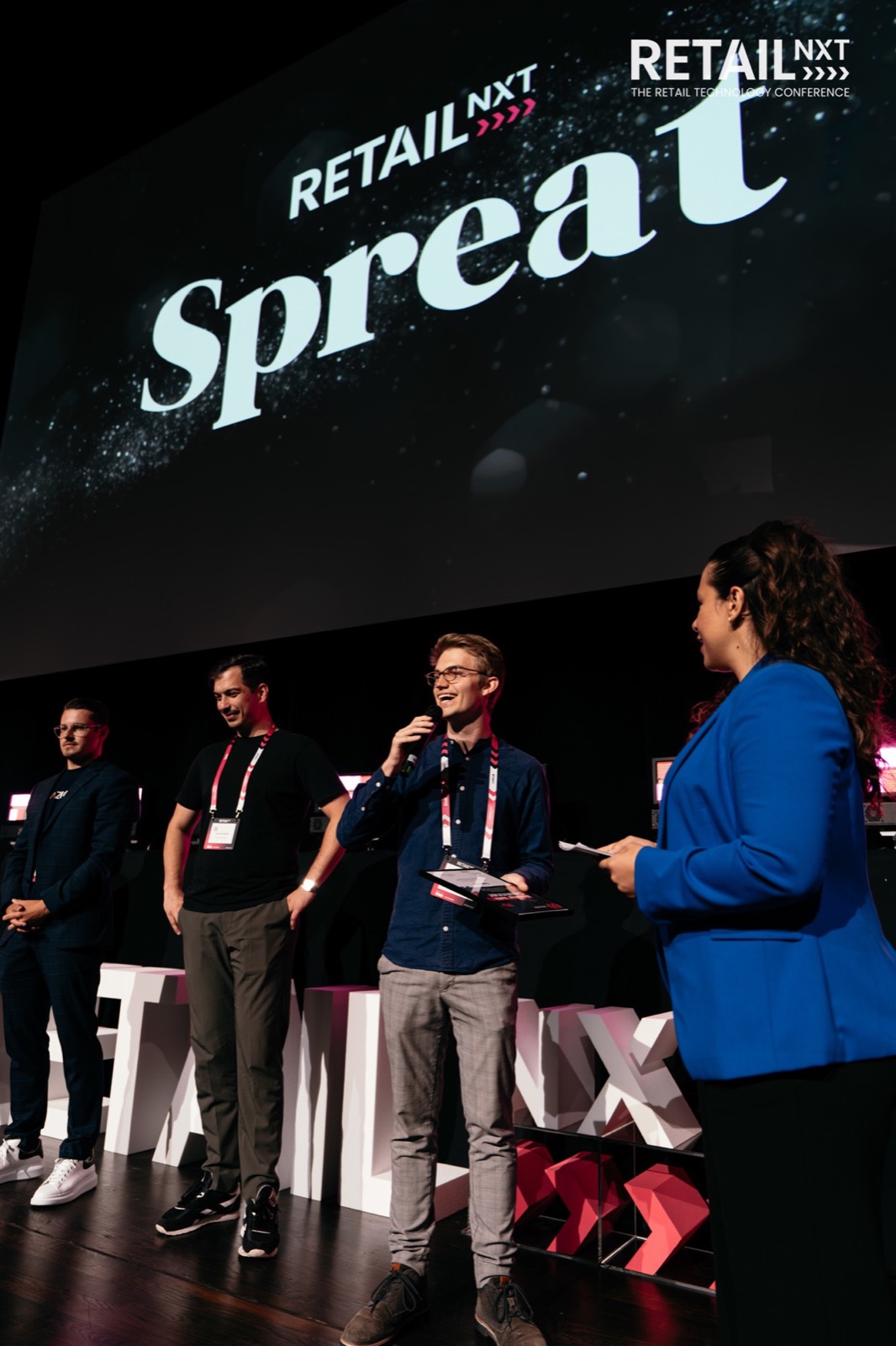 Der Schriftzug Spreat auf der Leinwand der RETAIL NXT bei der Bekanntgabe
