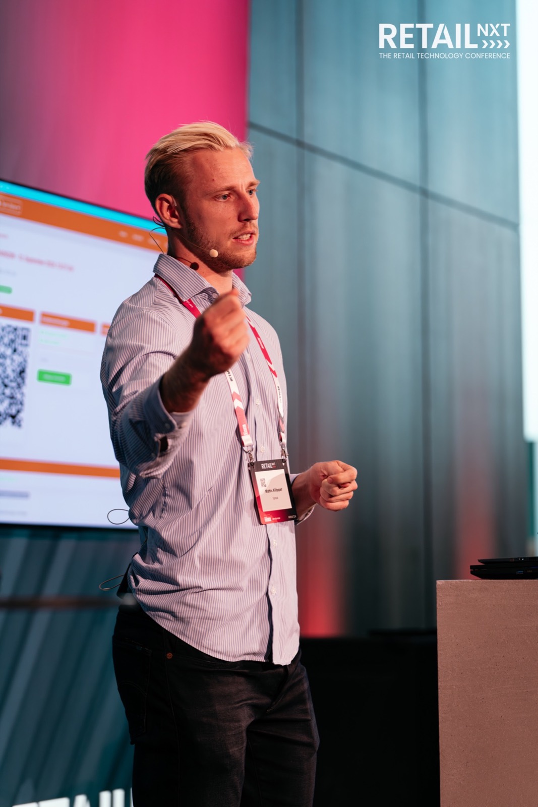 Mattis Klöpper pitcht Spreat auf der Bühne der RETAIL NXT 2024