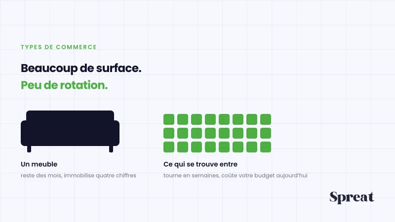 Un grand meuble face à de nombreux petits accessoires de décoration