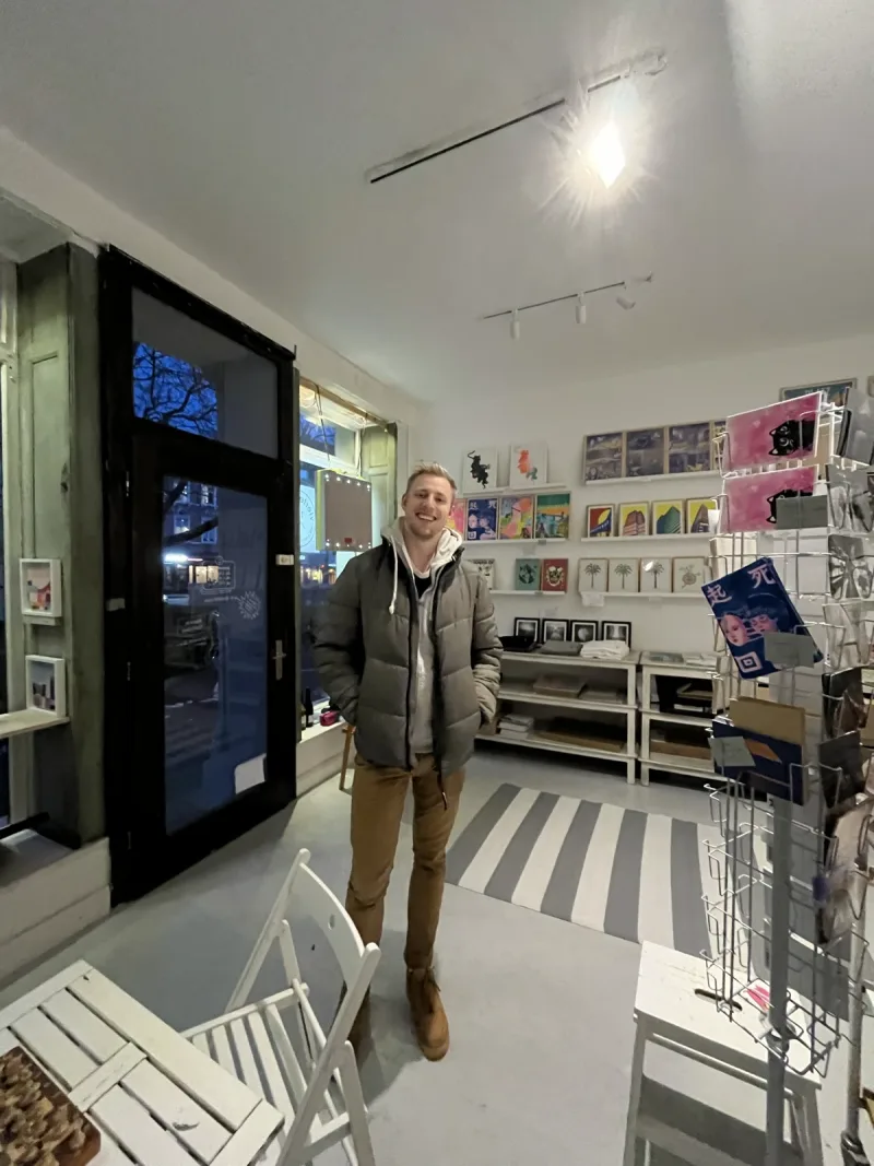 Regal mit Produkten im Viertelladen