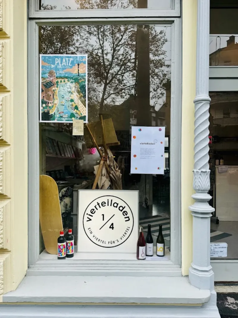 Schaufenster des Viertelladens mit dem Store-Logo